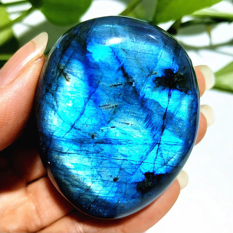 Labradorite Palm Stone – Spiritual Healing and Positive Energy