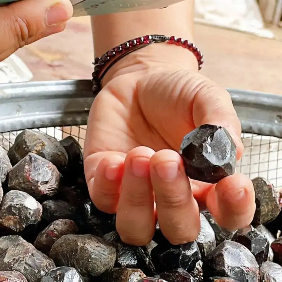 Natural Raw Garnet Gemstone Specimens – Healing and Spiritual Power