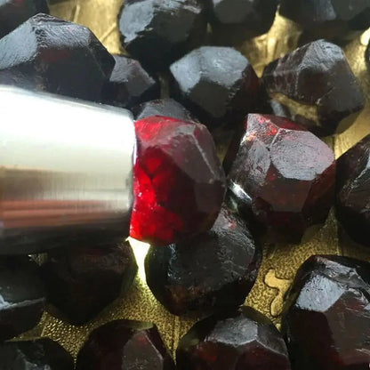 Natural Raw Garnet Gemstone Specimens – Healing and Spiritual Power